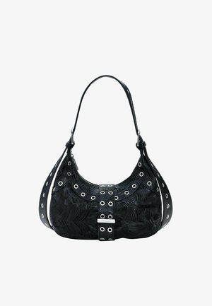 Zwarte leren schoudertas met een reliëf golfpatroon, voorzien van zilverkleurige oogjes en een decoratieve centrale band. Gebogen vorm, enkele handgreep.