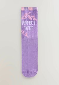 Lila strumpa med ribbat topp som har rosa ränder, en blommig design och texten "PERFEKT DIET" i vitt. Slät textur.
