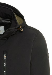 Zwarte jas met een zachte textuur, voorzien van een ritssluiting aan de voorkant, een capuchon met groene voering en gouden trekkoorden voor verstelbaarheid.