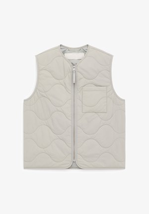 Lichtgrijze mouwloze gewatteerde bodywarmer met ritssluiting aan de voorkant en borstzak, voorzien van golvende stikselpatronen en een ronde hals.