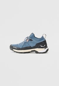 Chaussure de randonnée en tissu bleu avec semelle en caoutchouc noir, devant à lacets et accents texturés. Présente un design stable et un talon renforcé pour plus de durabilité.