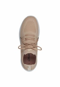 Sneaker in rete beige con punta rotonda, suola piatta bianca e lacci abbinati. Presenta il logo sulla linguetta e sul tallone. Parte superiore testurizzata per favorire la traspirabilità.