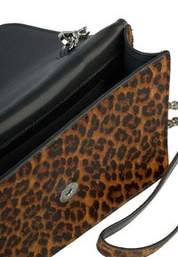 Borsa con stampa leopardata e interno in pelle nera, dotata di chiusura a scatto in argento, tracolla a catena e compartimenti espandibili.