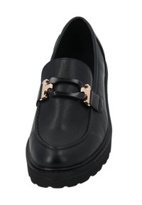 Zwarte leren instapper met een gladde textuur, voorzien van een decoratieve gouden en zwarte metalen accent over de bovenkant en een dikke rubberen zool.