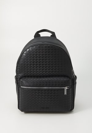 Schwarzer strukturierter Rucksack mit einer vorderen Reißverschlusstasche, oberem Tragegriff und silbernem Reißverschluss-Zipper, auf weißem Hintergrund dargestellt.