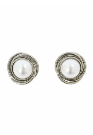 Orecchini a bottone rotondi in argento con grandi perle bianche circondate da dettagli in filo d'argento intrecciato.