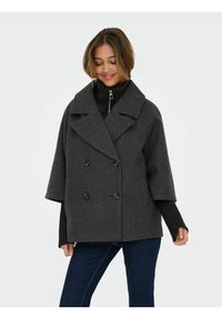 Ciemnoszary płaszcz marynarski z dwurzędowym fasonem, dużym kołnierzem, szerokimi krótkimi rękawami i dwoma guzikami; noszony na czarnym golfie na zamek.