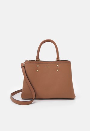 Sac à main en cuir marron de taille moyenne avec deux petites poignées, une longue bandoulière, des détails à boutons dorés et une fermeture éclair sur le dessus.