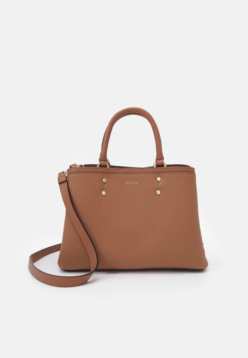 Sac à main en cuir marron de taille moyenne avec deux petites poignées, une longue bandoulière, des détails à boutons dorés et une fermeture éclair sur le dessus.