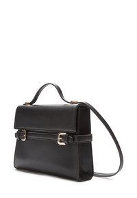 Čierna kožená kabelka s horným rukoväťou, nastaviteľným ramenným popruhom, uzáverom na klapku a zlatými ozdobami na bielom pozadí.