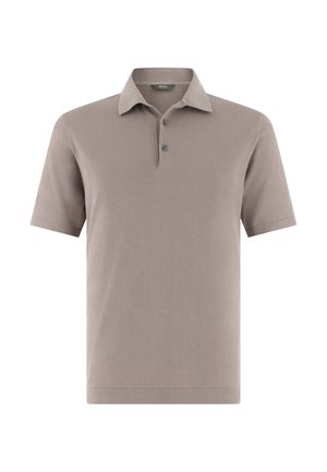 Camiseta tipo polo de manga corta en color topo, con tapeta de dos botones y cuello clásico, confeccionada en tejido de punto ligero.