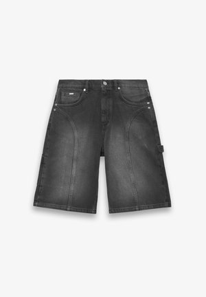 Schwarze Denim-Shorts mit geradem Schnitt, Vorder- und Gesäßtaschen, kontrastierenden Nähten und Metallverzierungen.