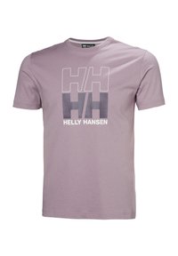 Fialové bavlněné tričko s velkým grafickým designem, na kterém je nápis "HH" a "HELLY HANSEN" v bílé a šedé barvě. Krátké rukávy a kulatý výstřih.