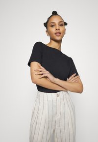 Vero Moda Petite VMPANDA  - Základné tričko - black