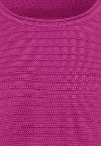 Aansluitend roze tanktop met een gestructureerd ribpatroon en een brede, ronde halslijn. De stof lijkt zacht en rekbaar.
