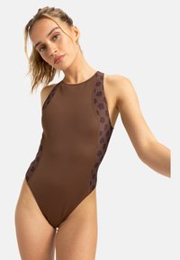 Maillot de bain une pièce marron avec des panneaux latéraux à motif floral, encolure haute et design ajusté, fabriqué en matériau extensible et lisse.