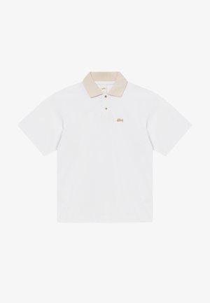 Weißes kurzärmeliges Poloshirt mit beigem Kragen, zwei Knöpfen und kleinem orangefarbenem Logo auf der linken Brust.