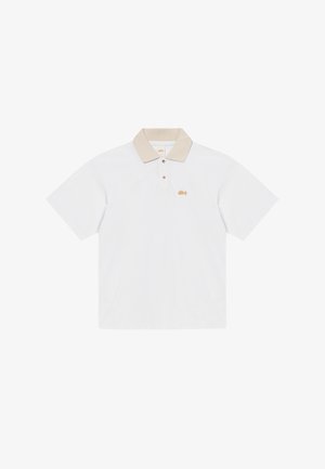 Weißes kurzärmeliges Poloshirt mit beigem Kragen, zwei Knöpfen und kleinem orangefarbenem Logo auf der linken Brust.