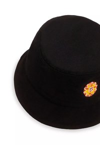 Czarna czapka z daszkiem z małym haftowanym żółtym słońcem w okularach przeciwsłonecznych z boku.
