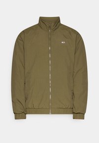 Giacca bomber verde oliva realizzata in tessuto leggero, dotata di zip anteriore, polsini elasticizzati e un piccolo logo sul lato sinistro superiore.
