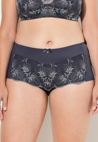 Mutandine a vita alta in blu navy con ricami floreali e bordo in pizzo, con un piccolo dettaglio a fiocco in vita e una texture liscia e morbida.