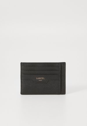 Portacarte in pelle nera testurizzata con quattro fessure per carte e logo dorato "LANCEL PARIS" centrato sul fronte.