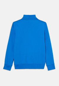 Blå turtleneck genser laget av mykt stoff, med en tettsittende hals og lange ermer. Jevn tekstur med ribbestrikkede mansjetter og krage.