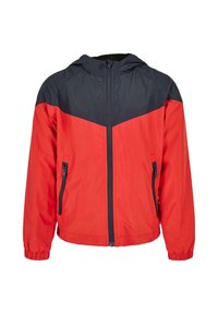 Veste zippée rouge et noire avec capuche, présentant des couleurs contrastées, des poignets élastiques et deux poches latérales zippées. Texture de tissu lisse.