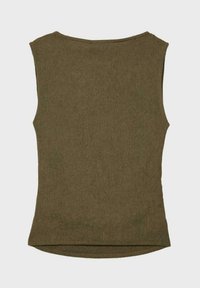 Top smanicato verde oliva in maglia a coste con scollatura tonda e orlo leggermente curvato.