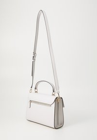 Borsa a mano in pelle bianca con una forma strutturata, manico superiore e tracolla regolabile. Presenta una tasca frontale con zip e dettagli neri.
