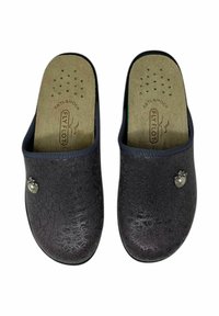 Zoccoli neri anti-shock con finitura texturizzata e piccoli dettagli decorativi in metallo. Soletta imbottita con fori di ventilazione per una maggiore traspirabilità.