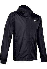 Chaqueta con capucha negra, hecha de un material ligero, que cuenta con un cierre frontal, puños elásticos y un pequeño logo en el pecho. Textura suave.