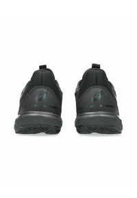 Scarpe da atletica nere con tomaia in mesh testurizzato, dotate di una linguetta per il pull, suola in gomma e branding minimal in tonalità scure.