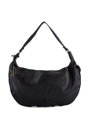 Sac d'épaule en cuir noir avec une forme courbée, une seule bandoulière et un pendentif logo métallique rond sur le côté.
