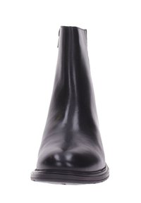 Stivaletti neri in pelle con finitura liscia, punta leggermente appuntita e suola bassa in gomma. Presentano un design minimalista senza decorazioni.