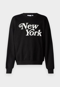 Čierna mikina s okrúhlym výstrihom a dlhými rukávmi. Na prednej strane sa nachádza tučný biely nápis "New York". Mäkká látka, voľný strih.