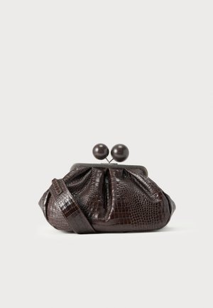 Pochette in pelle marrone con stampa coccodrillo e design arricciato, dotata di una cornice metallica con chiusura a scatto e due pomelli rotondi in legno.