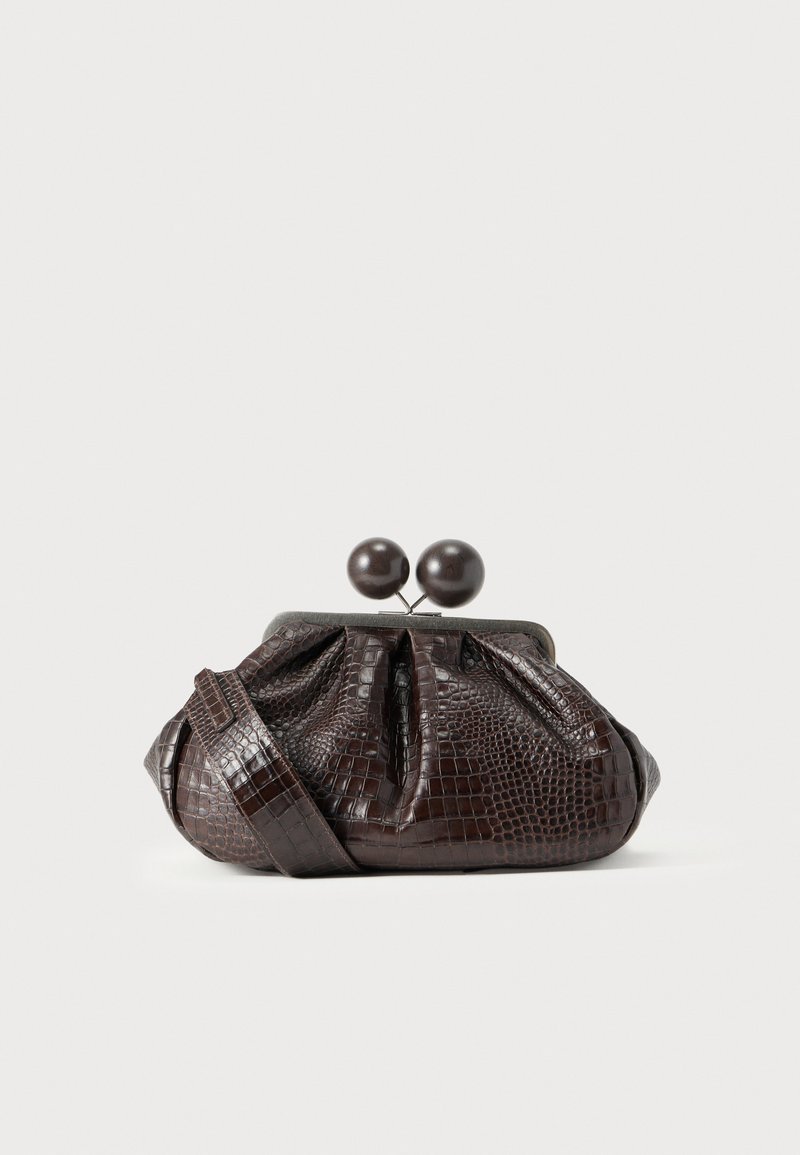 Pochette en cuir marron à motif crocodile avec un design plissé, dotée d'une fermeture métallique à loquet kiss-lock et de deux boutons ronds en bois pour la fermeture.