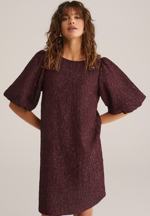 Bordeaux-farbenes, strukturiertes Kleid mit Puffärmeln und rundem Ausschnitt, das ein dezent gemustertes Design und eine lockere Passform aufweist.