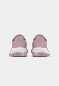 Rosa treningssko med teksturert mesh-overdel, hvit såle og lyse grå detaljer. Har en polstret hæl og fleksibel yttersåle for bedre grep.