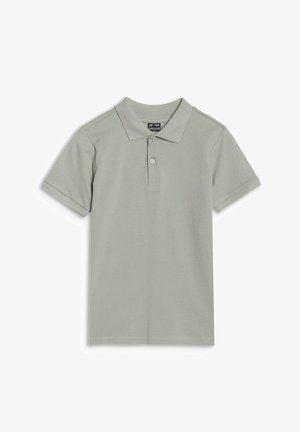 Polo gris clair à manches courtes avec deux boutons et un col, posé à plat sur un fond blanc.