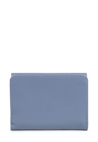 Portafoglio di pelle azzurro con cuciture visibili, forma rettangolare e texture liscia, mostrato frontalmente su uno sfondo bianco.