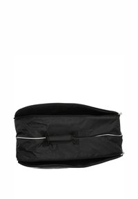 Musta duffel-laukku, joka on valmistettu kestävästä kankaasta. Siinä on leveä vetoketjulla varustettu avaus, kaksi kahvaa ja virtaviivainen suorakaiteen muotoinen rakenne.