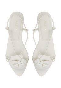 Weiße Slingback-Schuhe mit spitzem Zehenbereich und dekorativem Blumendetail vorne, ausgestattet mit dünnen Riemen und glatter Textur. Markenlogo sichtbar.