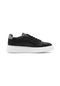 Sneaker in pelle nera con dettagli in mesh, punta rotonda, suola piatta bianca e sei occhielli per i lacci. Sottile cappuccio sul tallone in grigio contrastante.