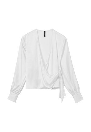 Weiße Wickelbluse aus glattem Stoff, mit langen Ärmeln, tiefem V-Ausschnitt und einem gebundenen Detail in der Taille.