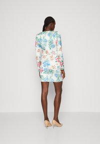 Guess EMILY - Robe fourreau - white