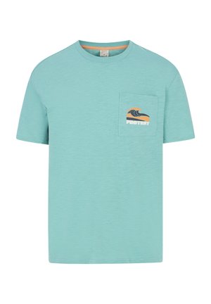 Hellblaues T-Shirt mit kurzen Ärmeln und einer linken Brusttasche, die ein Grafikmotiv von Wellen in Orange und Marineblau zeigt. Weicher, strukturierter Stoff.