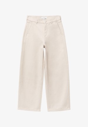 Beige Hose mit weitem Bein, vorn Taschen, Gürtelschlaufen und Knopfverschluss, flach auf einem weißen Hintergrund liegend dargestellt.