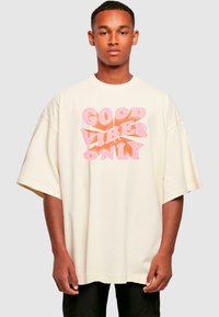 Merchcode SUMMER ONLY HUGE - T-shirt print - whitesand